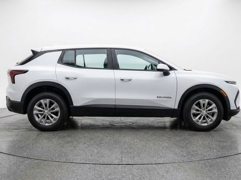 Used 2025 Chevrolet Equinox LT FWD image 9