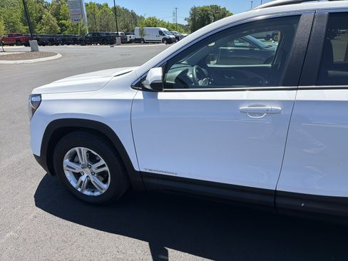 Used 2022 GMC Terrain SLE w/ Driver Convenience Package FWD image 17