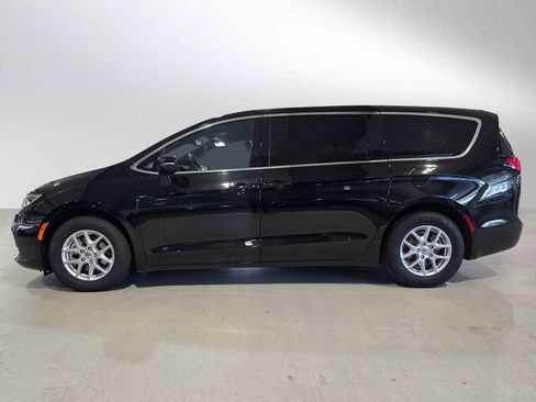Used 2025 Chrysler Pacifica Select FWD image 6