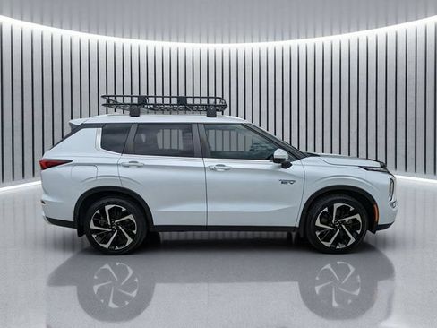 Used 2024 Mitsubishi Outlander SE AWD/4WD image 3