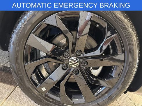Used 2024 Volkswagen Taos SE w/ Panoramic Sunroof Package image 11
