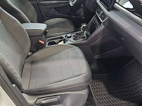 Used 2025 Volkswagen Taos SE image 13