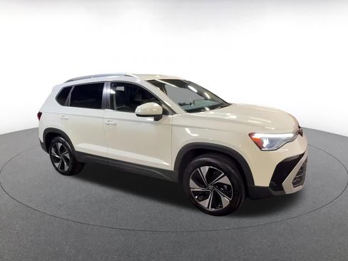 Used 2025 Volkswagen Taos SE image 2