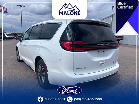 Used 2023 Chrysler Pacifica Touring-L FWD image 3