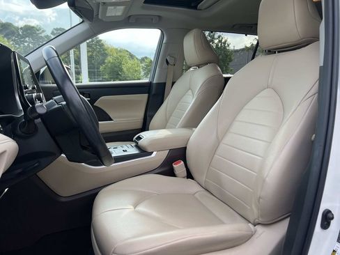 Used 2021 Toyota Highlander XLE FWD image 25