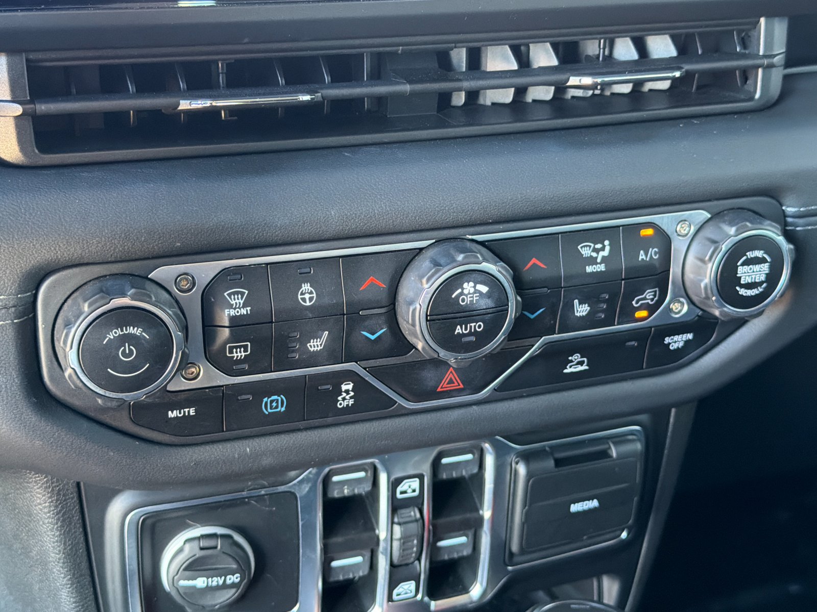 Used 2024 Jeep Wrangler Unlimited Sahara w/ Technology Group AWD/4WD image 23
