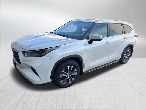 Certified 2024 Toyota Highlander XLE image 5
