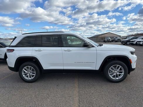 New 2025 Jeep Grand Cherokee 4WD image 2