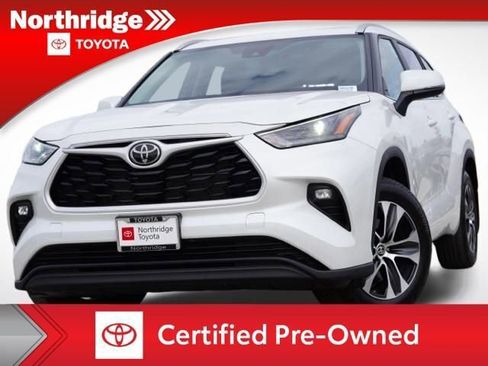 Certified 2025 Toyota Highlander XLE image 1