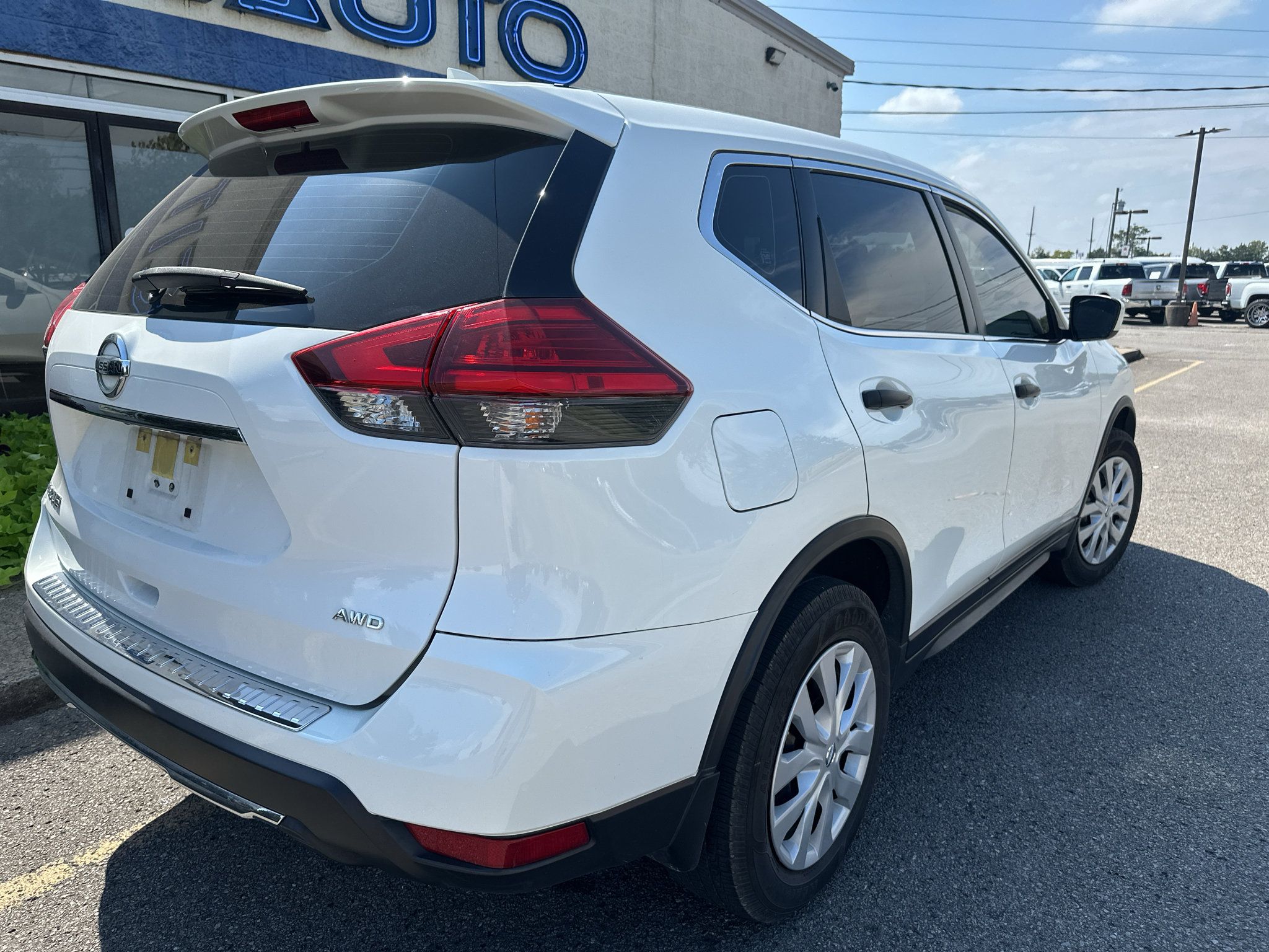 Used 2017 Nissan Rogue S AWD/4WD image 4