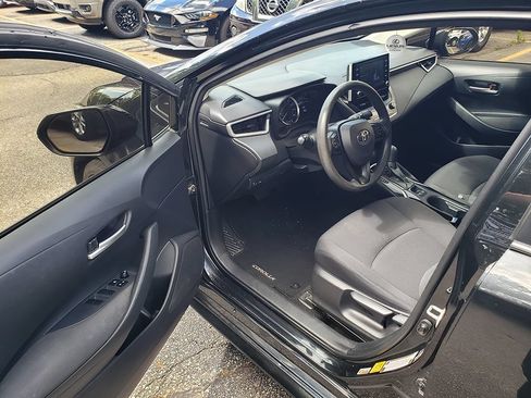 Used 2020 Toyota Corolla LE FWD image 6