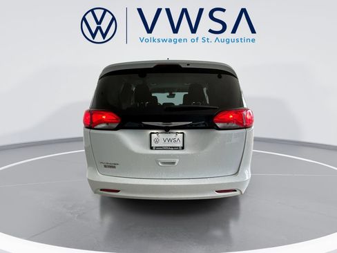 Used 2023 Chrysler Voyager LX FWD image 7