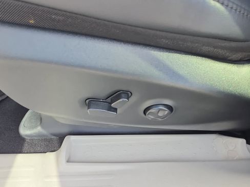 Used 2024 Chrysler Pacifica Touring-L image 25