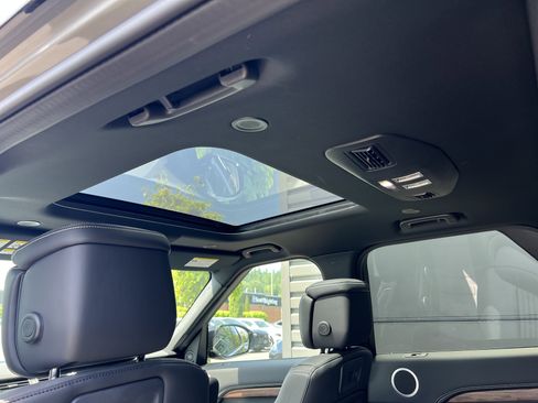 New 2024 Land Rover Discovery Dynamic SE image 18