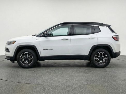 Used 2025 Jeep Compass Trailhawk image 3