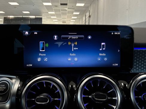 Used 2025 Mercedes-Benz GLB 250 image 35