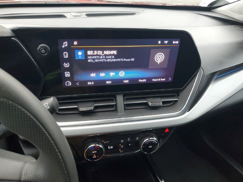 Used 2025 Chevrolet Trax LT FWD image 13