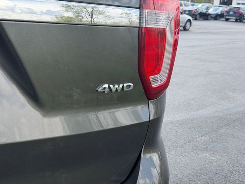 Used 2019 Ford Explorer XLT w/ Equipment Group 202A AWD/4WD image 32