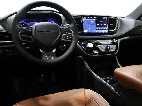 Used 2026 Chrysler Pacifica Pinnacle image 2