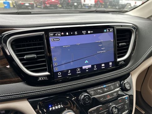 Used 2024 Chrysler Pacifica Limited w/ Uconnect Theater Family Group image 18