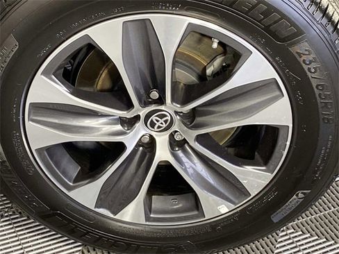 Used 2024 Toyota Highlander XLE image 32