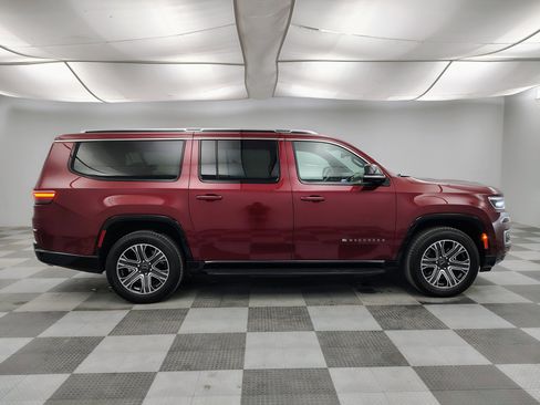 Used 2025 Jeep Wagoneer L Series II AWD/4WD image 12