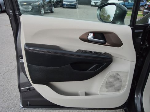 Used 2017 Chrysler Pacifica Touring-L Plus image 15