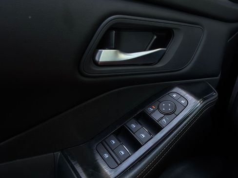 Used 2025 Nissan Rogue SV FWD image 21