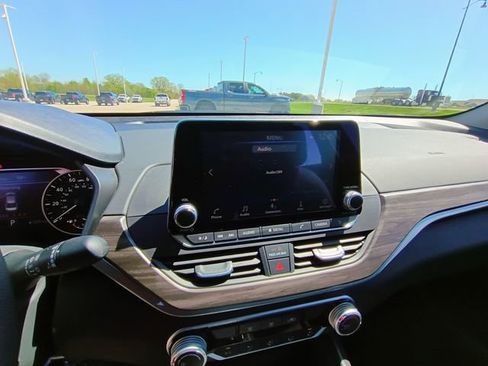 Used 2025 Nissan Altima 2.5 SV FWD image 34
