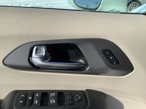 Used 2022 Chrysler Pacifica Touring-L image 23