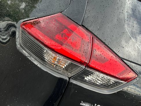 Used 2018 Nissan Rogue S AWD/4WD image 21