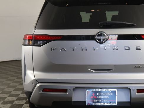 Used 2023 Nissan Pathfinder SL AWD/4WD image 16