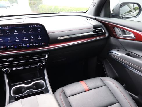 Used 2025 Chevrolet Traverse RS FWD image 13