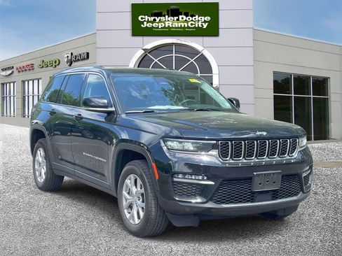 Used 2023 Jeep Grand Cherokee Limited AWD/4WD image 4