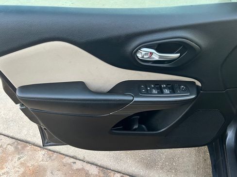 Used 2015 Jeep Cherokee Latitude FWD image 12