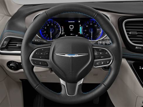 Used 2024 Chrysler Pacifica Touring-L image 8