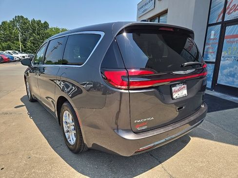 Used 2023 Chrysler Pacifica Touring-L FWD image 7