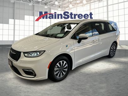 Used 2023 Chrysler Pacifica Touring-L