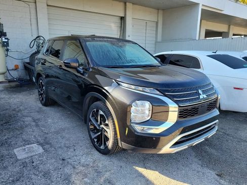 Used 2024 Mitsubishi Outlander SE image 1