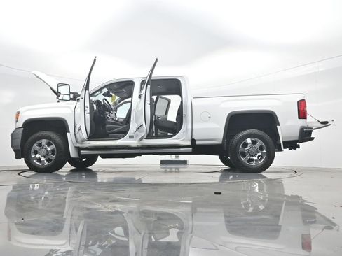 Used 2018 GMC Sierra 2500 SLT w/ Duramax Plus Package AWD/4WD image 45
