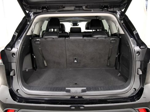 Used 2023 Toyota Highlander XLE AWD/4WD image 7