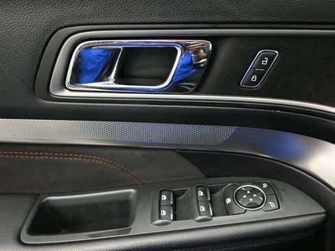 Used 2018 Ford Explorer XLT w/ Equipment Group 202A FWD image 17