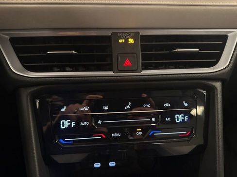 Used 2025 Volkswagen Taos SE image 27