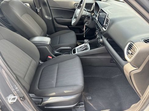 Used 2025 Hyundai Venue SE FWD image 13