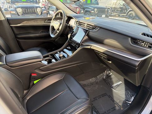 Certified 2023 Jeep Grand Cherokee Limited image 22