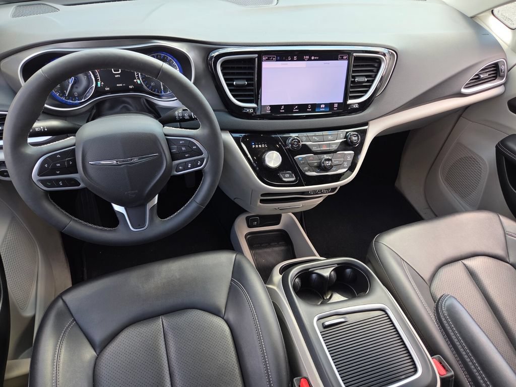 Used 2024 Chrysler Pacifica Touring-L FWD image 8
