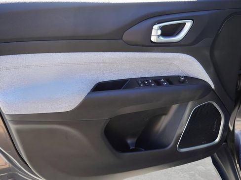 Used 2022 Jeep Compass Latitude image 15