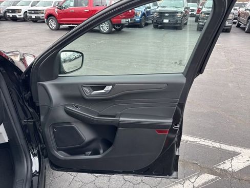 Used 2025 Ford Escape SE image 37