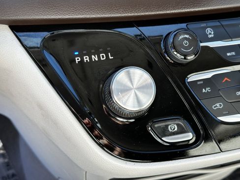 Used 2018 Chrysler Pacifica Touring-L FWD image 32