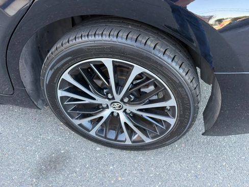 Used 2018 Toyota Camry SE w/ Moonroof Package FWD image 32